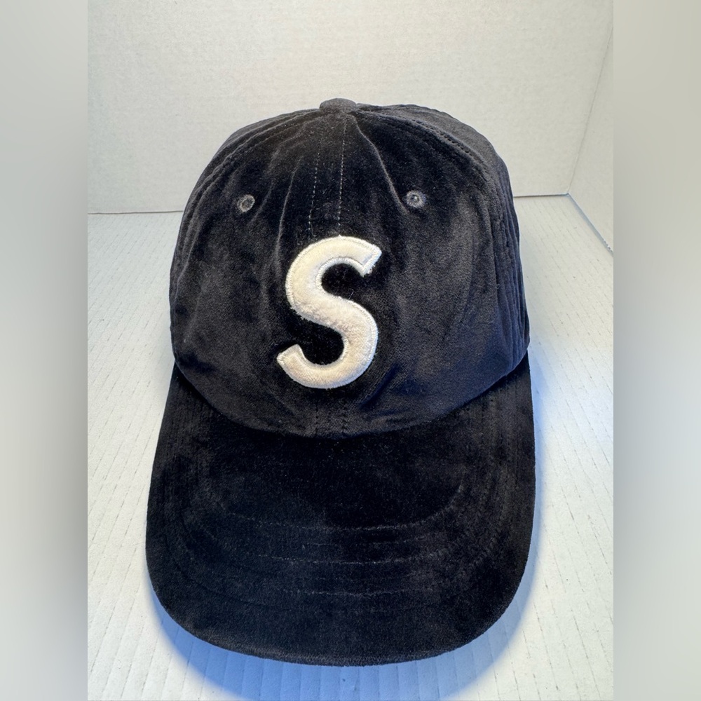 Supreme Velvet S Logo 6-Panel
Black